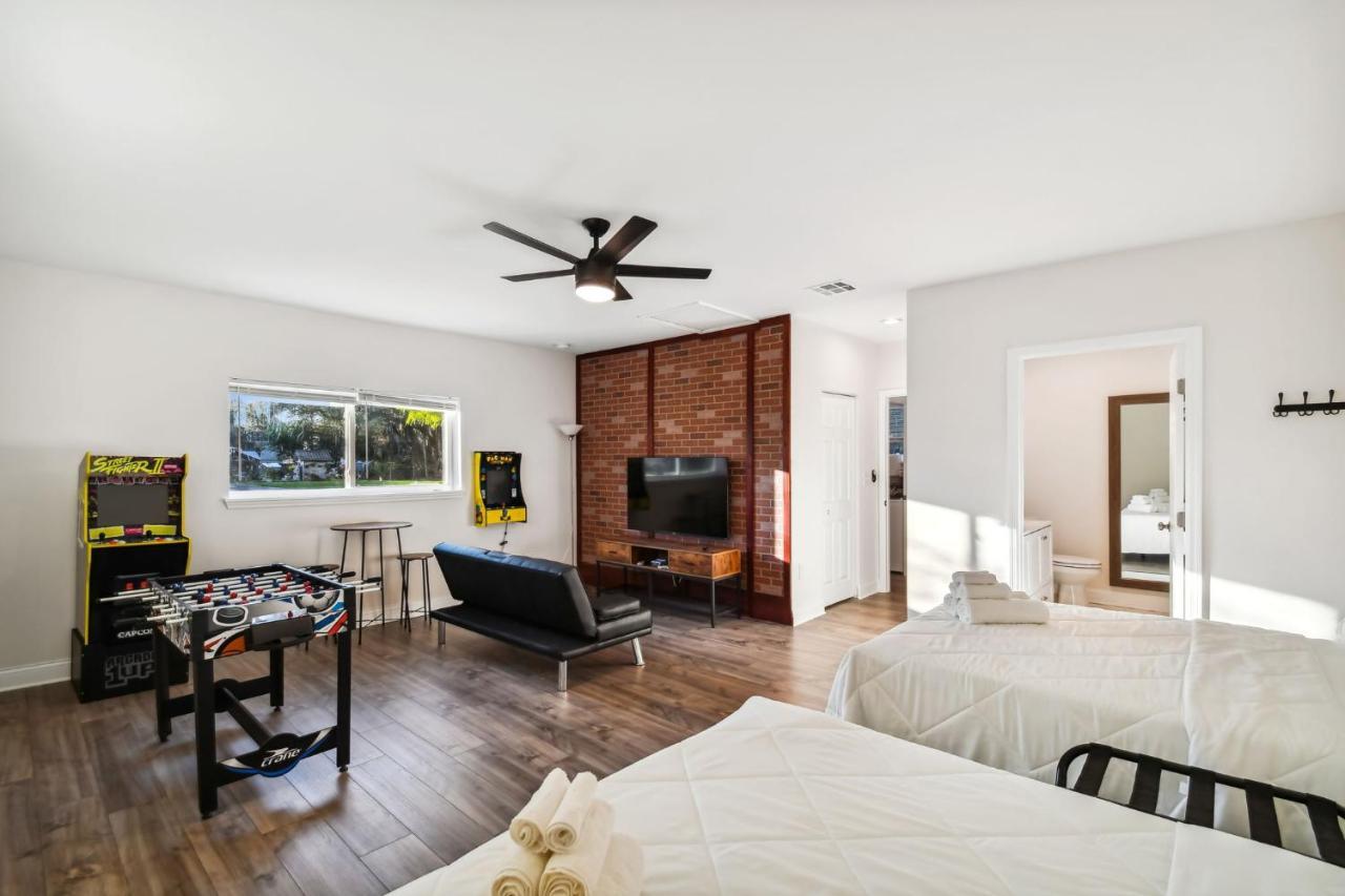 Plush Sheets, Games!, Huge Backyard, Massage Chair Tampa Ngoại thất bức ảnh