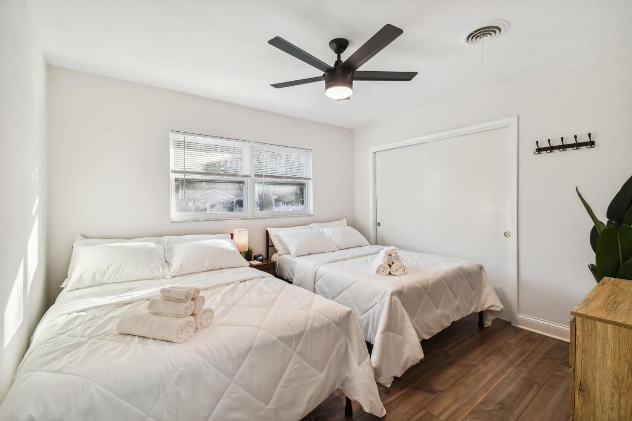Plush Sheets, Games!, Huge Backyard, Massage Chair Tampa Ngoại thất bức ảnh