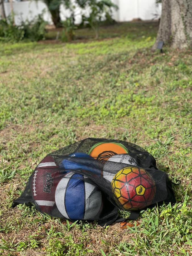 Plush Sheets, Games!, Huge Backyard, Massage Chair Tampa Ngoại thất bức ảnh