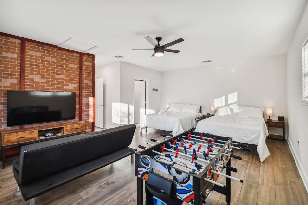 Plush Sheets, Games!, Huge Backyard, Massage Chair Tampa Ngoại thất bức ảnh