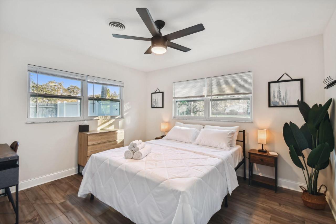 Plush Sheets, Games!, Huge Backyard, Massage Chair Tampa Ngoại thất bức ảnh